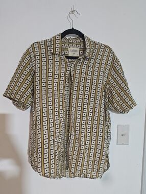 Kardo Men's Short Sleeve Button-Down Shirt in Beige and White Geometric